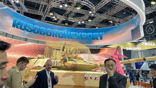 Tanc rusesc, expus direct cu plasă anti-dronă la un târg militar din Emiratele Arabe Unite / Vehiculele aeriene fără pilot au schimbat fundamental războiul