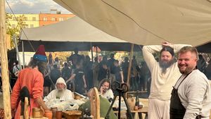 A început Festivalul Medieval din Oradea: buhurt, turniruri, foc și „Floare de Iris” / Banchet cu purcel la proțap