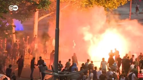 VIDEO Comisia Europeană îşi exprimă preocuparea faţă de evenimentele din Serbia: Dreptul de a demonstra pașnic este fundamental într-o societate democratică/ Vucic a acuzat  "huliganii criminali" că ar fi responsabili de violenţele dintre manifestanţi și poliţie