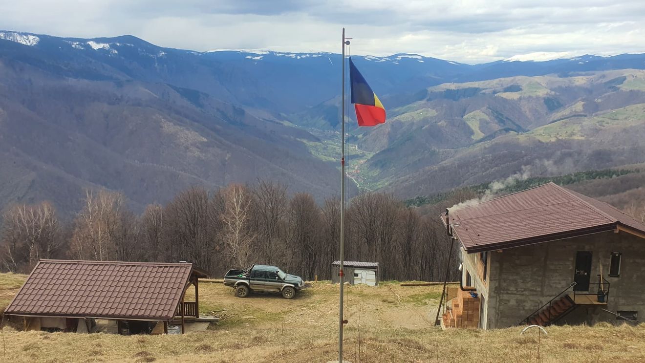 Un grup de prieteni a ridicat o cabană de la zero în apropiere de Vârful Măgura (Sibiu) / Organizează tabere gratuite pentru copiii săraci și promovează turismul / „Am devenit părtași ai unui proiect unic în țară”