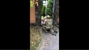 VIDEO Moment emoționant în Herson. Un soldat ucrainean se reîntâlnește cu bunica sa după ce forțele ruse s-au retras din oraș