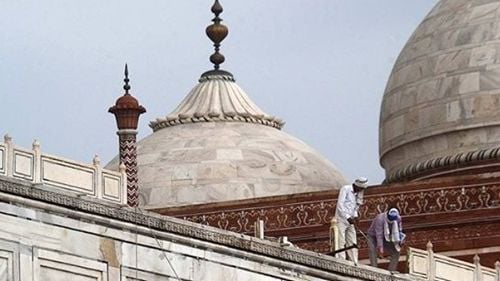 Taj Mahal-ul a fost avariat avariat de o serie de furtuni puternice care au lovit nordul Indiei. O parte dintr-o balustradă a mausoleului a dispărut complet