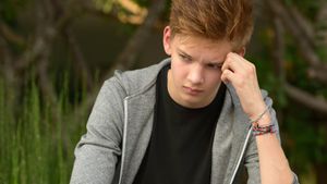 Ce ai acasă, un adolescent cu toane sau o bombă cu ceas? Semnalele de alarmă: la ce să fii atent