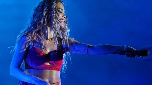 VIDEO-FOTO Rita Ora a concertat la Timișoara. Zeci de mii de oameni au venit să o vadă pe artista care jucat și în filmul „Fifty Shades of Grey”