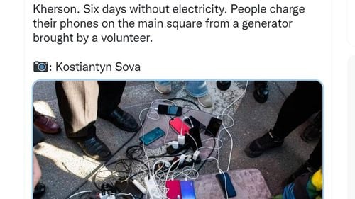 Fără curent electric de șase zile, locuitorii din Herson își încarcă telefoanele în centrul orașului, cu ajutorul unui generator
