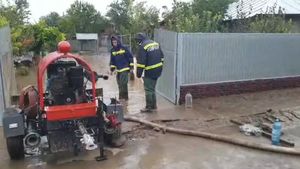 Pompierii îşi sporesc tehnica de intervenţie în Dâmboviţa, Giurgiu, Vaslui, Vrancea şi Teleorman, iar în judeţele vizate de Codul portocaliu va creşte capacitatea operaţională / Vor fi prealertate două elicoptere dotate cu troliu