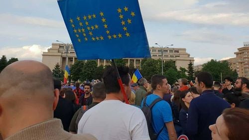 Eurobarometru: Românii mult mai încrezători în economia și instituțiile europene decât în cele românești