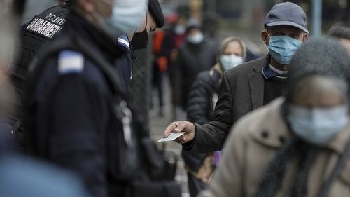 FOTO Racla cu moaştele Sfântului Dimitrie cel Nou, scoasă din Catedrala Patriarhală. Sute de credincioși s-au adunat la pelerinaj