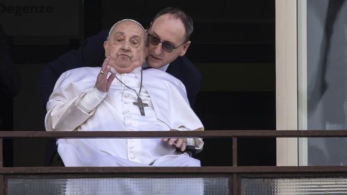 Papa Francisc, încă în convalescenţă, nu a asistat la procesiunea anuală din Vinerea Mare de la Roma