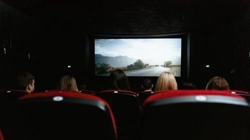 Premieră națională la un cinematograf din Cluj: persoanele cu deficiențe de auz pot ”simți” filmele cu ajutorul unei brățări / Ideea aparține unui startup local