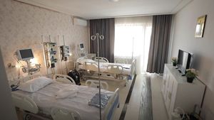 Alexandru Rafila, de profesie microbiolog, întrebat cum pot fi reduse infecţiile nosocomiale într-un spital vechi de 50 de ani: ”Dacă faci o reabilitare corectă, inclusiv cu înlăturarea unui strat de zidărie şi se pun materiale care au soluţii bactericide, e perfect”