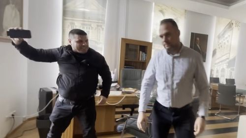 Angajații primăriei din Sfântu Gheorghe anunță că au fost amenințați cu moartea după ce ”provocatori din AUR” au intrat cu forța în instituție