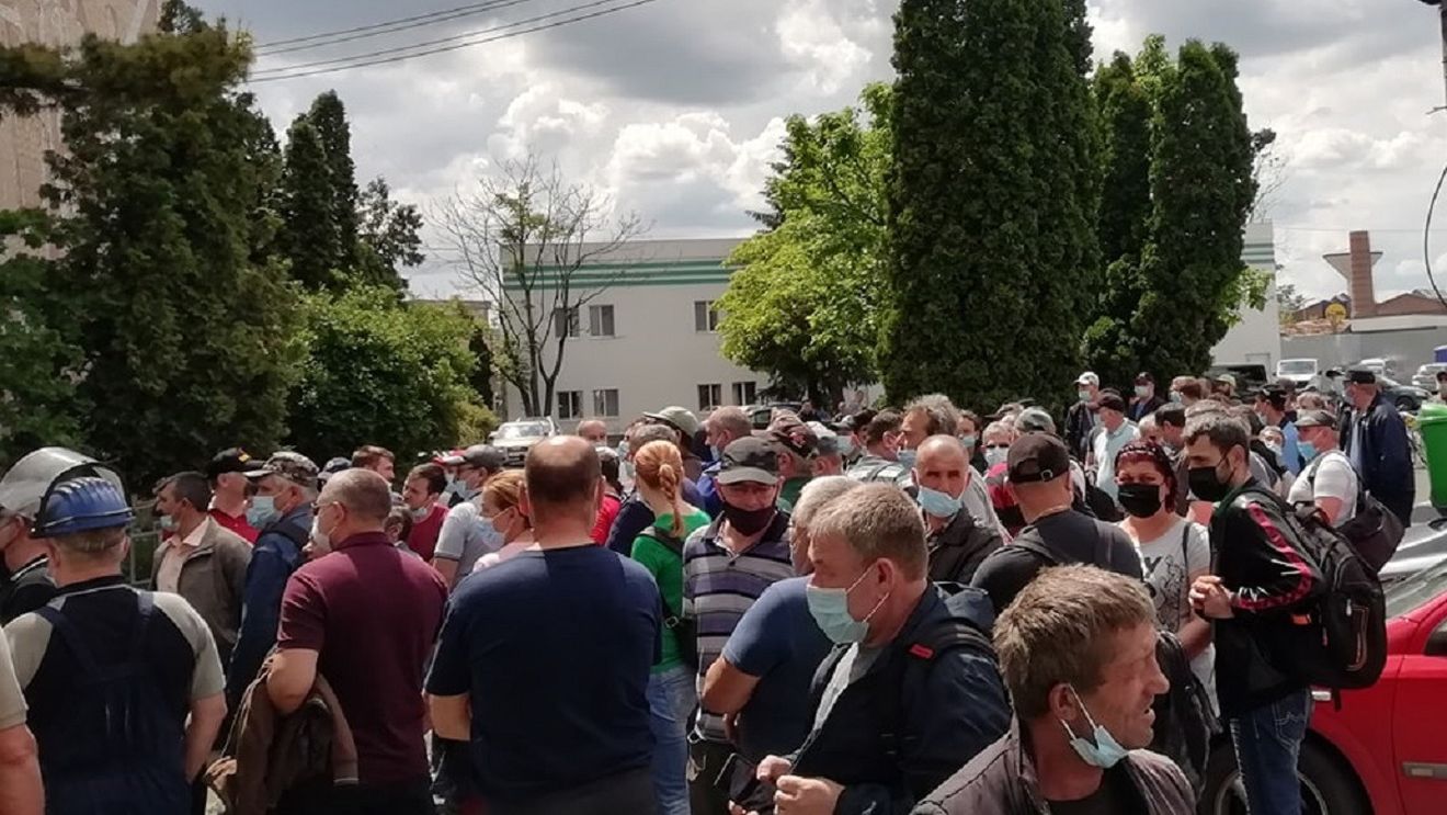 Conducerea Astra Rail Industries invocă disputele dintre sindicate pentru faptul că salariile nu au fost majorate / În fabricile din Arad, Drobeta-Turnu Severin și Caracal, angajații au organizat grevă de avertisment