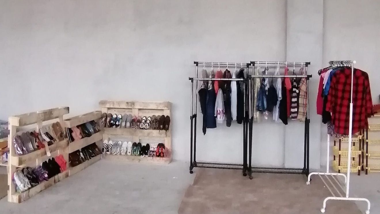 Magazin amenajat în Arad pentru refugiaţii care au nevoie de îmbrăcăminte şi alimente gratuite / ”Refugiaţii au din ce în ce mai mare nevoie de haine și încălțăminte”