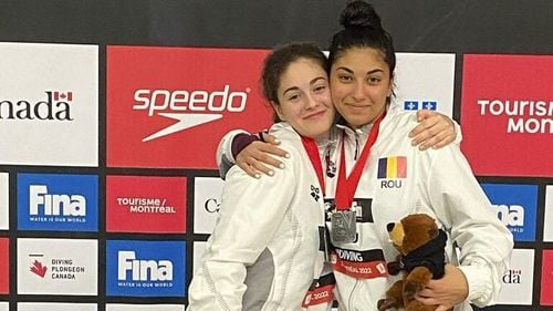 Juniori de viitor: Ellahi Nazanin şi Ioana Cârcu, medaliate cu argint la sărituri în apă sincron, în Campionatul Mondial/ Sportivele sunt pregătite de antrenoarea Claudia Tiu