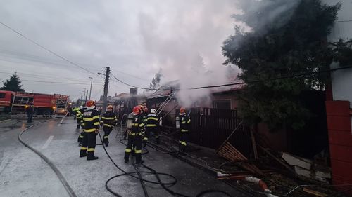 Incendiu în Voluntari, la o casă și un magazin  / Intervin șapte autospeciale de stingere, o autospecială de intervenție și salvare la înălțime și două ambulanțe SMURD