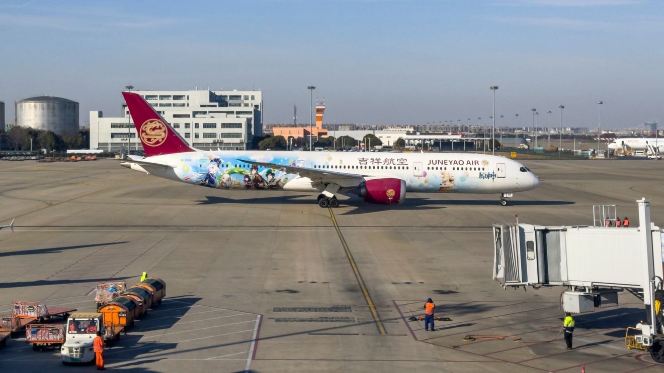 Furie în China după ce două femei au închis o fetiță care plângea în toaleta unui avion/ Ele au spus că au vrut să calmeze copilul și să lase ceilalți pasageri să se odihnească