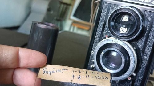 Fotografii găsite într-o cameră veche de peste 40 de ani, cumpărată din Alba Iulia / Mai multe persoane care apar în imagini au fost identificate