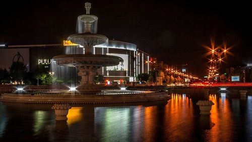 Spectacolul de apă, muzică şi lumini de la Fântânile Urbane din centrul Capitalei reîncepe de vineri