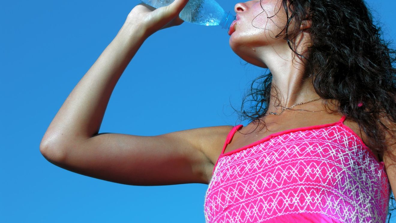 PROIECT Prețul apei din aeroport și gară să fie limitat la 3 lei