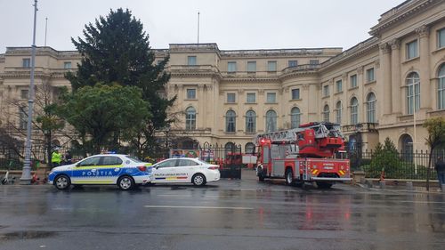 Un incendiu puternic a izbucnit la Palatul Regal, de pe Calea Victoriei - Muzeul de Artă / 40 de pompieri militari au intervenit pentru stingerea incendiului