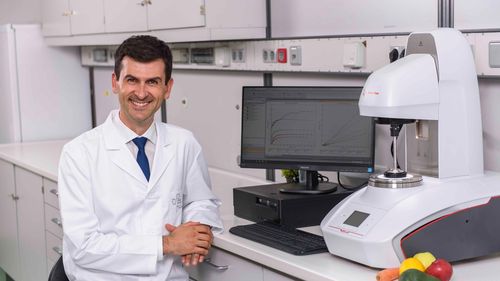 Cercetătorul și autorul Dan C. Vodnar demontează 3 mituri culinare: Culoarea cojii de ou nu contează, legumele congelate sunt bune, zahărul brun nu este neapărat mai sănătos