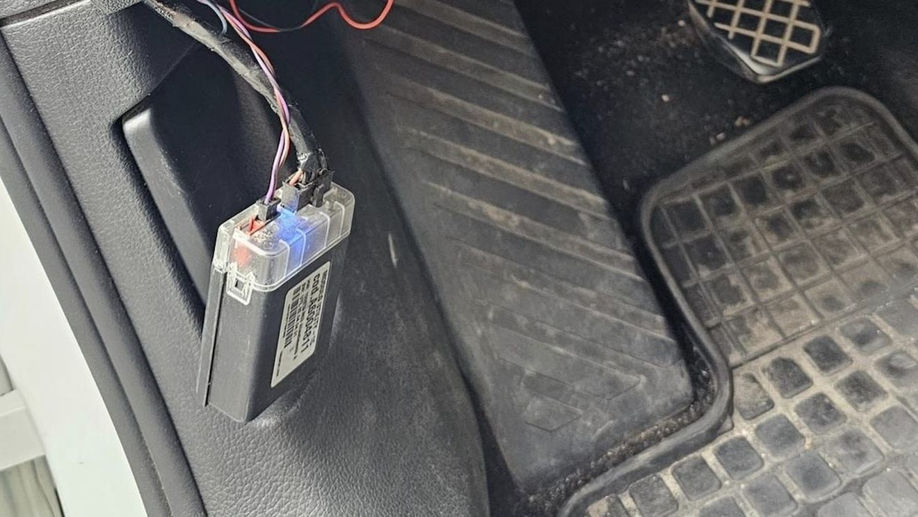 Prefectul de Olt acuză că cineva i-a montat un ”sistem de localizare prin GPS” sub mașină /  A făcut sesizare la poliție / Piesa cu acest cod e un modul de semnalizare și poate fi găsită pe internet / ”Are un fir de 2 metri, a fost montată în grabă”