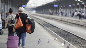 Studenții din localități fără stații de tren și cei care călătoresc cu mai mulți operatori până la facultate nu primesc încă reducerea de 90% pe calea ferată. Autoritățile discută procedura