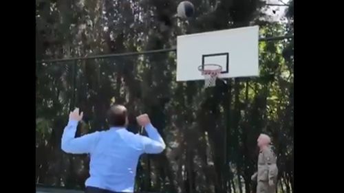 VIDEO Președintele sirian Ahmad al-Sharaa, filmat jucând baschet în SUA alături de ofițeri americani de rang înalt, înaintea unei vizite istorice la Washington, după ce a fost retras de pe lista neagră a teroriștilor