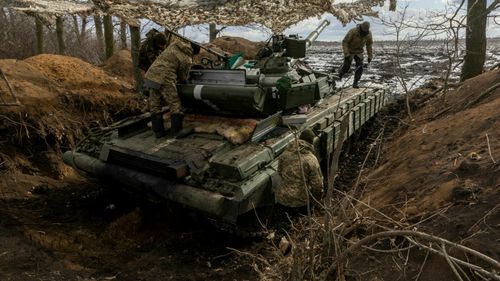 Statul al cărui steag a fost arborat în Ucraina, lângă cel al Rusiei. Apariție în premieră pe frontul ucrainean | FOTO