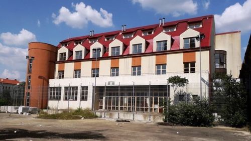 De 13 ani, un hotel construit la Arad de Ministerul Educaţiei stă abandonat pentru că nu s-au finalizat interioarele / „Am sigilat ferestrele şi uşile, pentru că intrau oameni ai străzii”