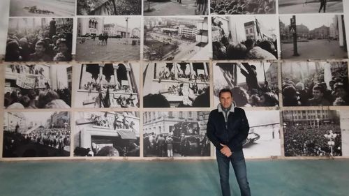 FOTO Fotografiile realizate pe străzile Timișoarei în zilele Revoluției din ’89, prezentate în premieră într-o expoziție. Cătălin Regea: „Am avut patru filme și am făcut circa 120 de clișee”