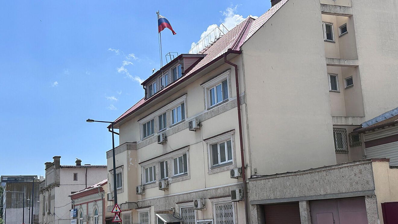 EXCLUSIV | De ce flutură încă steagul Rusiei pe consulatul închis de la Constanța: MAE a dat termen 30 de zile pentru închidere din momentul declarării consulului rus drept persona non-grata