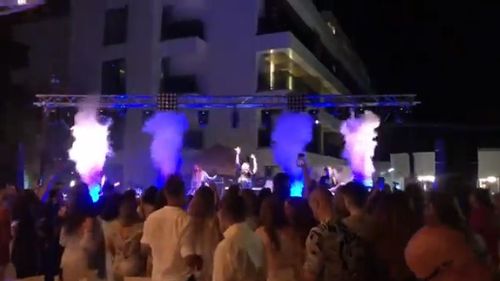 VIDEO Zeci de vedete și influenceri au petrecut fără măști și distanțare la inaugurarea Hotelului Novum din Olimp/ O echipă PRO TV a filmat evenimentul. Adina Buzatu, Mihaela Borcea, Delia, printre participanți