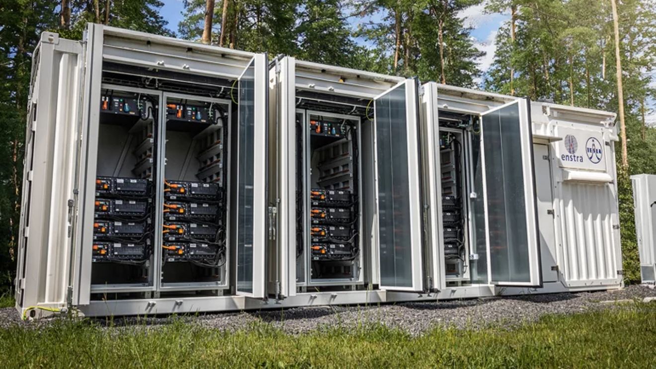 Peste 46% dintre români ar investi în baterii de stocare a energiei „verzi” dacă ar primi bani de la stat, potrivit unui studiu de specialitate