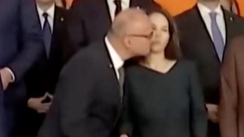 Ministrul croat de externe își cere scuze după ce a încercat să o sărute pe obraz pe șefa diplomației germane