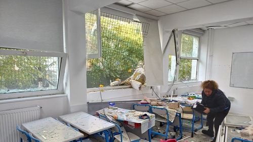 Cursurile cu prezenţă fizică au fost reluate luni la Liceul Teoretic „Dimitrie Bolintineanu”, afectat de explozia din blocul de pe Calea Rahovei, soldată cu trei morți și 15 răniți