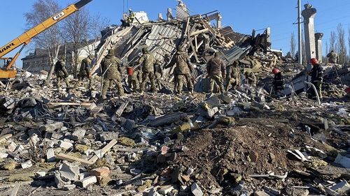 Scene de groază după atacul rusesc asupra bazei militare din Mykolaiv: Zeci de victime scoase dintre dărâmături