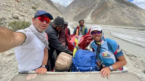Doi alpinişti japonezi experimentați, daţi dispăruţi în Pakistan în timpul unei tentative de cucerire a vârfului K2 / Alpinistul român Horia Colibășanu se afla și el într-o expediție de cucerire a Gasherbrum II, situat la sud-est de K2. El a ajuns la 6.650 de metri și s-a întors din drum din cauza vremii potrivnice
