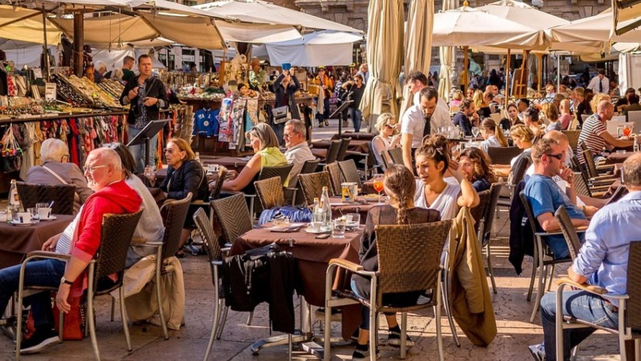 21 de români din 4 familii îndepărtați din Verona / Cerșetori și spălători de geamuri în intersecții, ei au strâns peste 850 de amenzi / Obțineau aproximativ 500 de euro pe zi pe familie