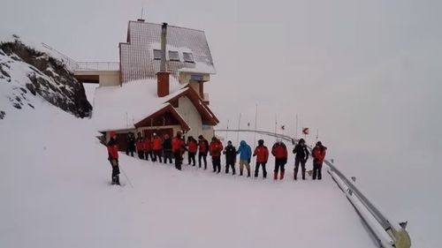 O femeie din Argeș a cerut ajutorul salvamontiștilor pentru a-și recupera telefonul dintr-o prăpastie: ”Ne pare rău, noi salvăm oameni, nu căutăm telefoane/ Nici dacă plătesc?”