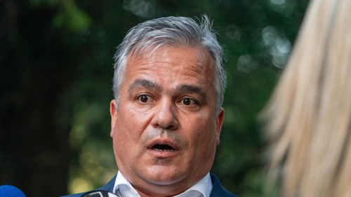 FOTO | Adrian Veștea preia modelul Grindeanu și restricționează accesul la statisticile contului său de Facebook