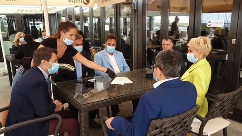 Vicepremierul României, ministrul Fondurilor Europene, prefectul Constanței, primarul Mangaliei și doi lideri PNL, serviți la aceeași masă de o chelneriță care purta masca de protecție sub nas / Liderii politici, fără nicio reacție