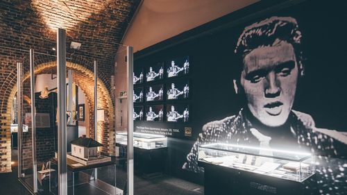 Pantofii albaştri din piele întoarsă ai lui Elvis Presley, vânduţi cu peste 120.000 de lire sterline la licitaţie