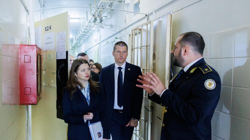 Alina Gorghiu şi omoloaga sa din Republica Moldova, vizită la penitenciarul din Mioveni, oraş în care urmează să fie construite aproape 200 de locuri noi de detenţie