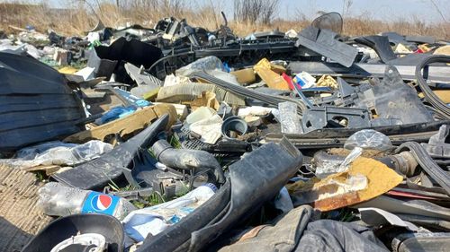 Proprietarul unui teren din zona Midia Năvodari, amendat cu 50.000 de lei pentru că acolo erau depozitate deşeuri / Pe teren se afla şi un utiliaj încărcat cu deşeuri din construcţii, iar firma care îl deţine a fost amendată cu 20.000 de lei