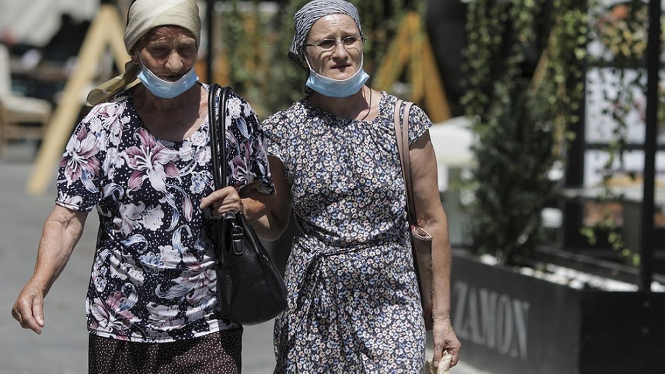 Prima zi în care au intrat în vigoare măsurile de relaxare luate de Guvern după scăderea ratei de infectare cu Covid. Masca de protecție nu mai este obligatorie în spații deschise neaglomerate