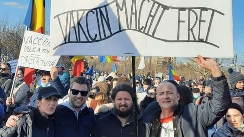Muraru: Sloganul folosit de manifestanți  la protestul anti-vaccin la care au participat și parlamentari AUR este insultător pentru memoria victimelor lagărelor de concentrare naziste și puținilor urmași ai acestora