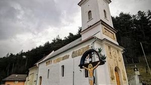Amendă penală pentru fostul arhitect șef al orașului Râșnov / Lucrările la o biserică s-ar fi executat fără autorizație de construcție / Trebuie să plătească 16.000 de lei, plus cheltuieli de judecată