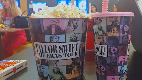 Am văzut „Taylor Swift:The Eras Tour” / Senzația de concert, întărită de tinerii care se ridică de pe scaune și dansează în fața ecranului / În România filmul ajunge de abia în 3 noiembrie